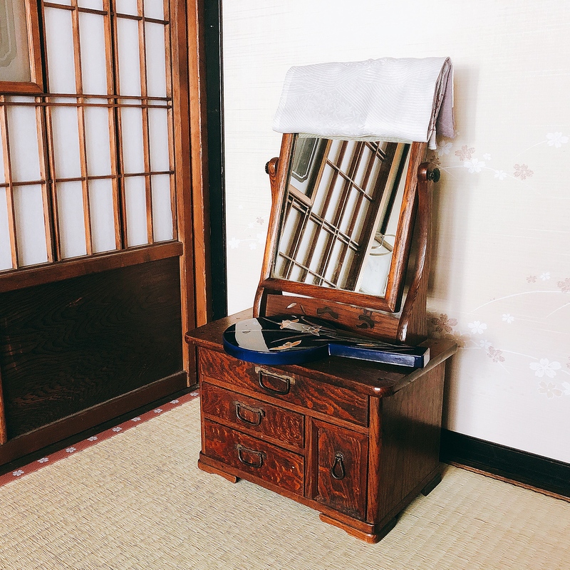 畳の部屋に置いてあるレトロな鏡台です