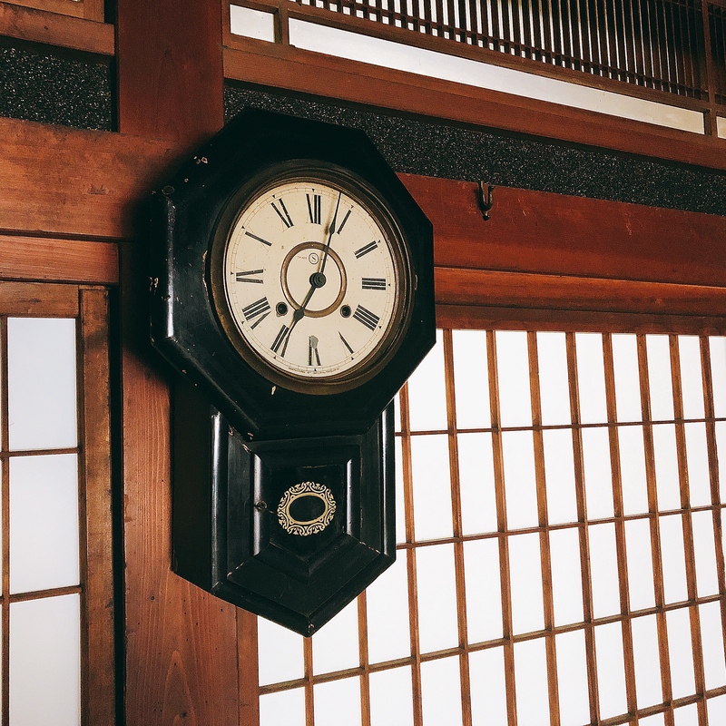 壁掛けのレトロな掛け時計です
