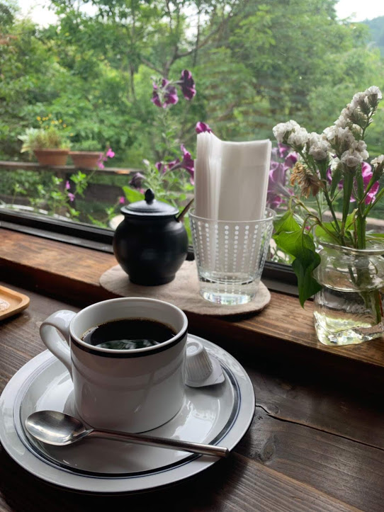 窓際の席にコーヒーが置いてあります
