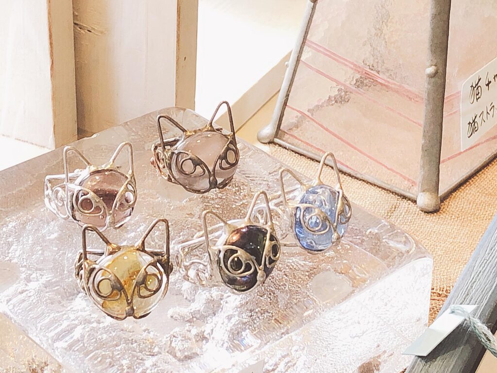 ステンドグラスで作った猫の指輪です