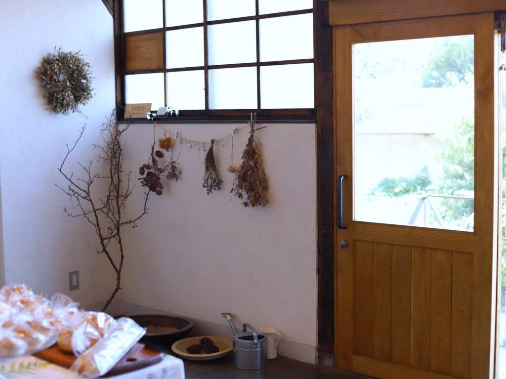 店内から入り口のドアを見た様子です
