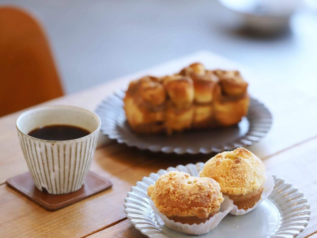バナナとクリームチーズのブリオッシュと黒糖きなこロールです