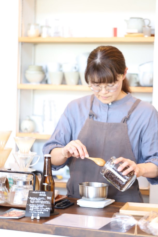 コーヒー豆を計量する店主さんの様子です