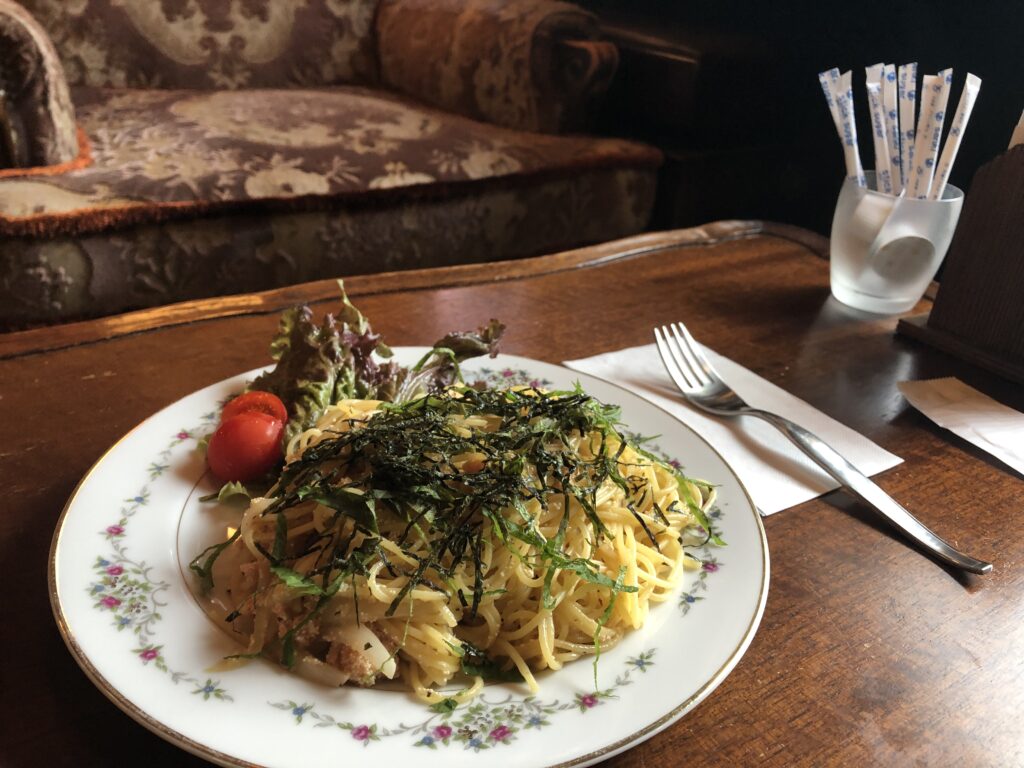テーブルに置かれた明太子パスタの画像です