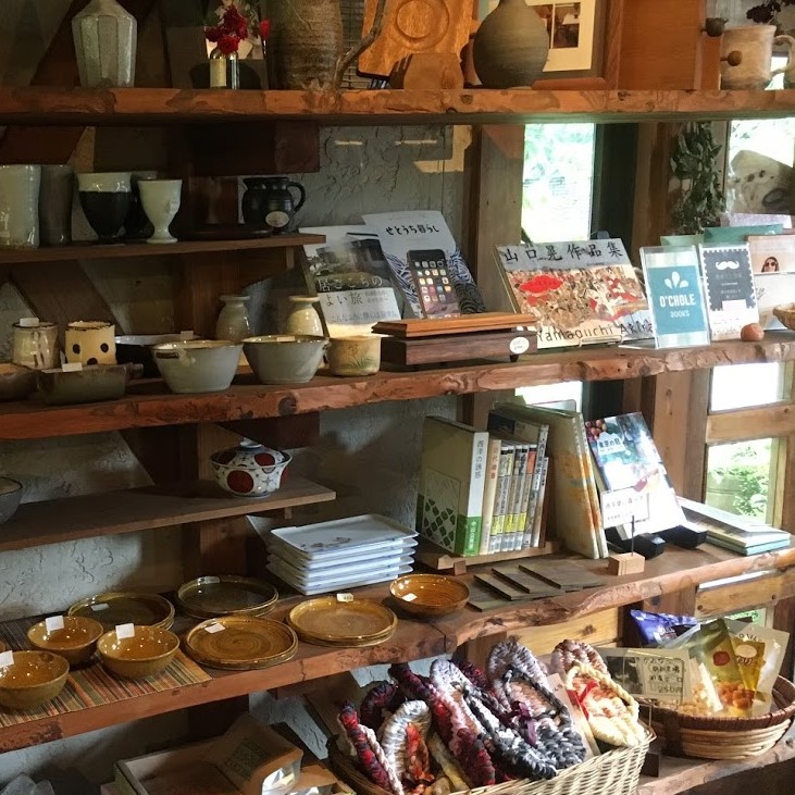 特産品のほかに茶器などを販売しています