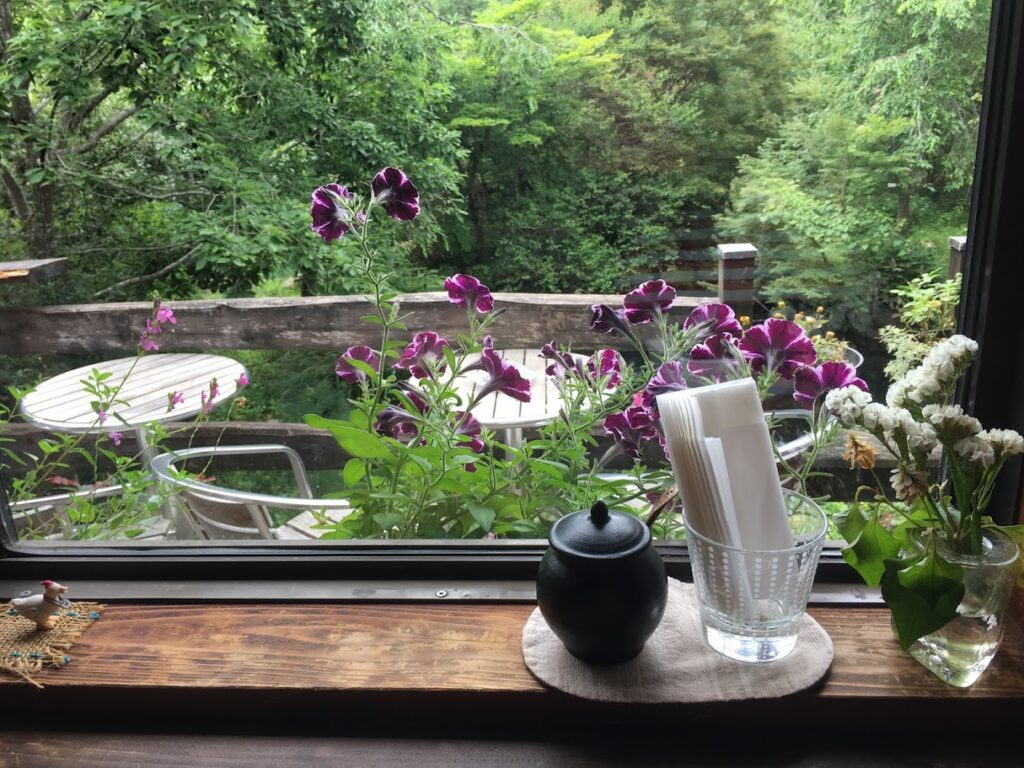 カフェの店内からテラス席を見ています