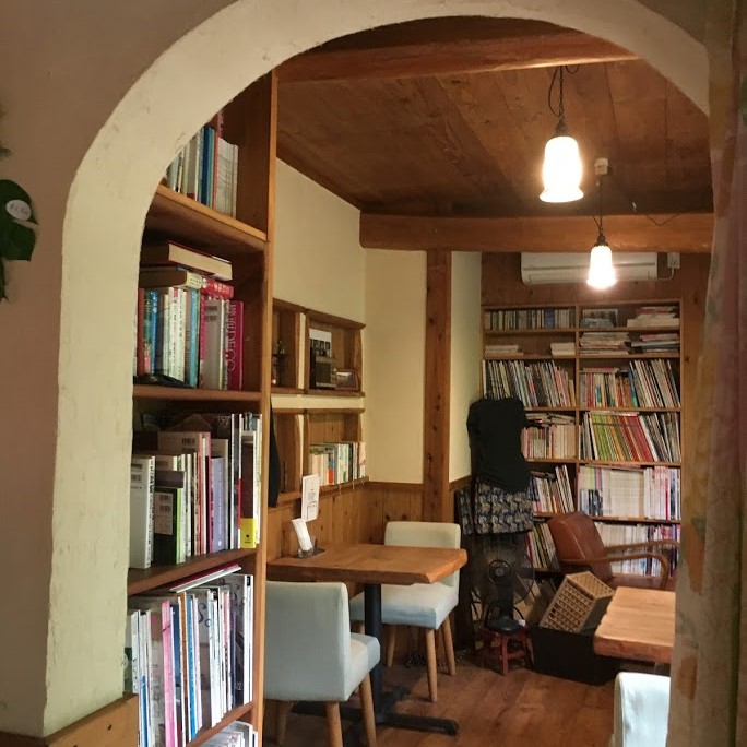 本棚に囲まれた店内奥の人気席です
