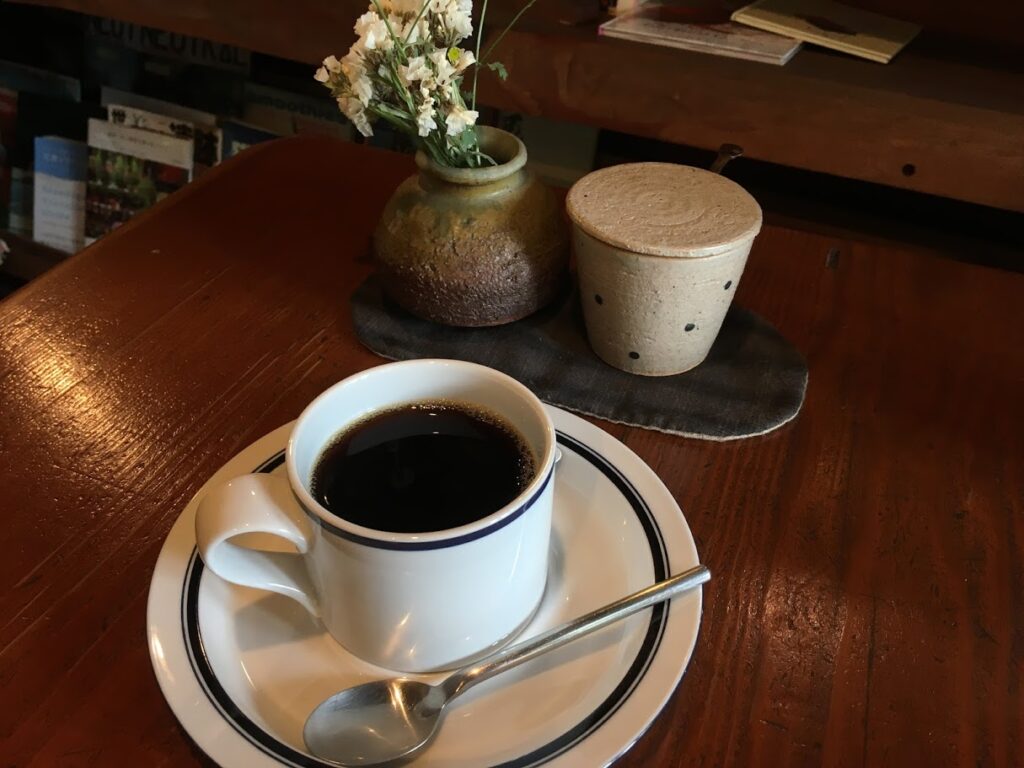 岩蔵コーヒーという名前のコーヒーが一杯置いてあります