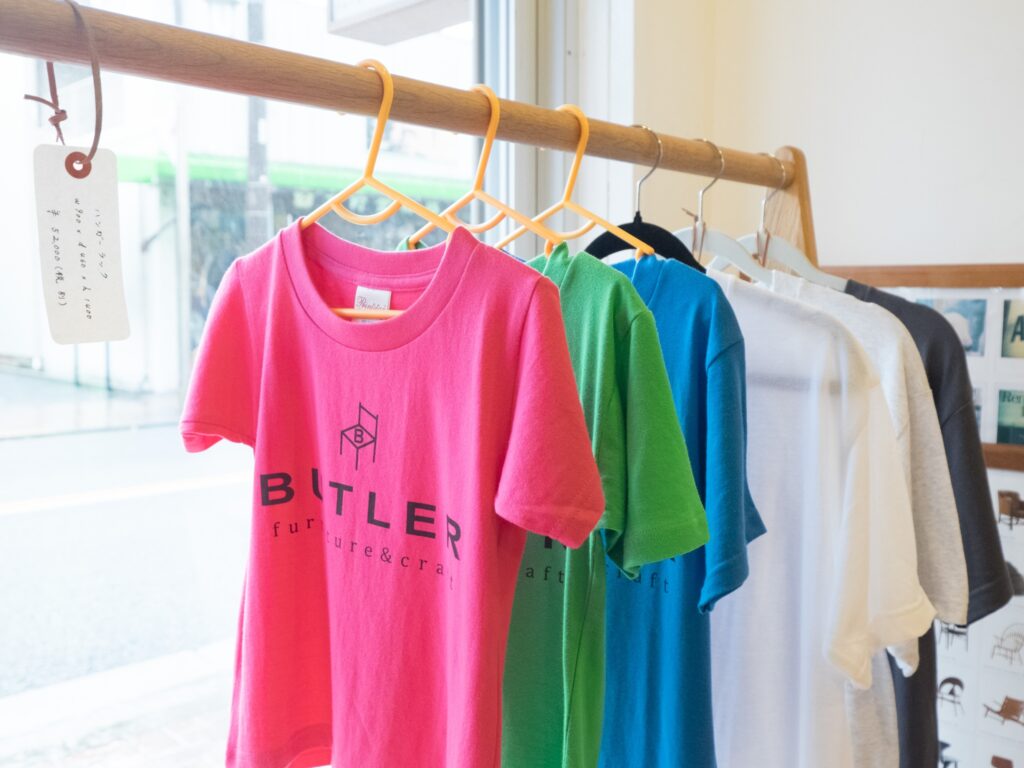 BUTLER furniture&craftのオリジナルTシャツが6枚ハンガーにかかっています