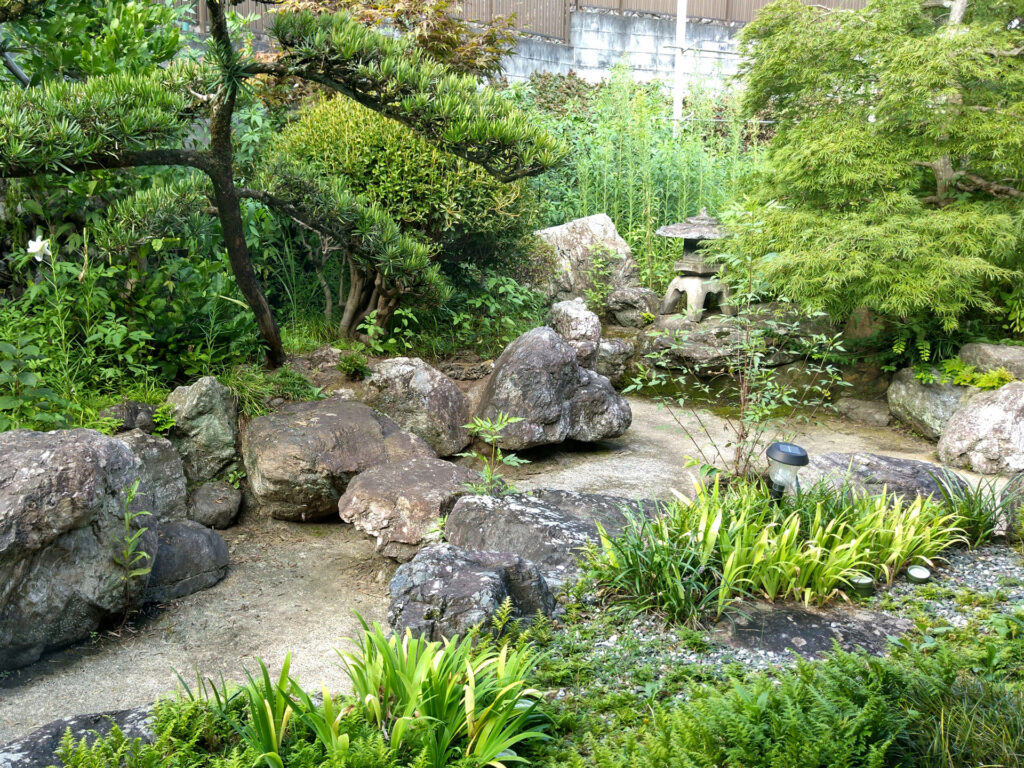 青梅 リラックスホーム 庭 石