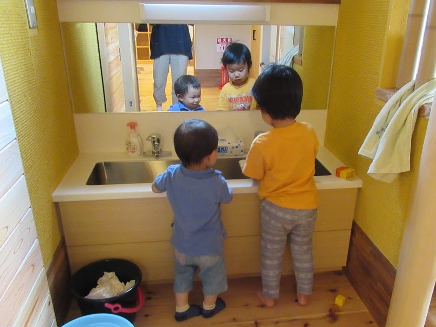 青梅　どろんこの森　洗面所　園児