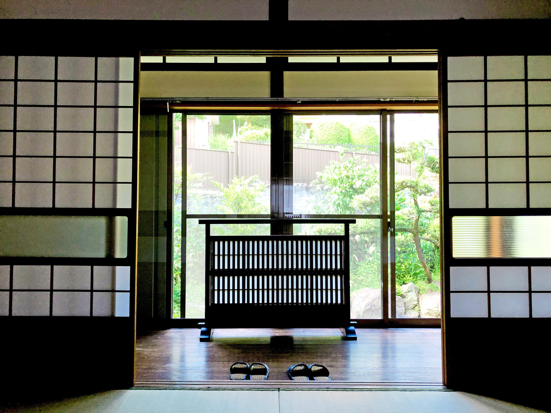 リラックスホーム　部屋から庭の眺め