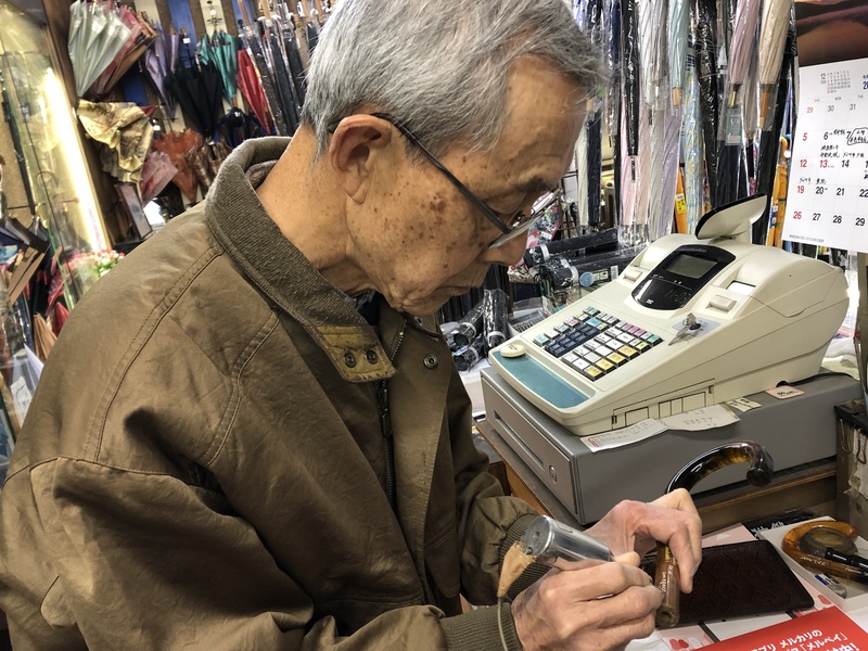 ホテイヤ傘店　名入れサービス　店主