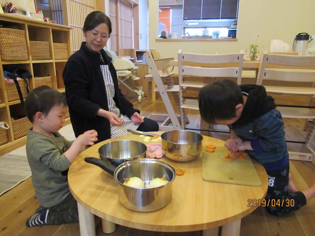 青梅　どろんこの森　園児　料理