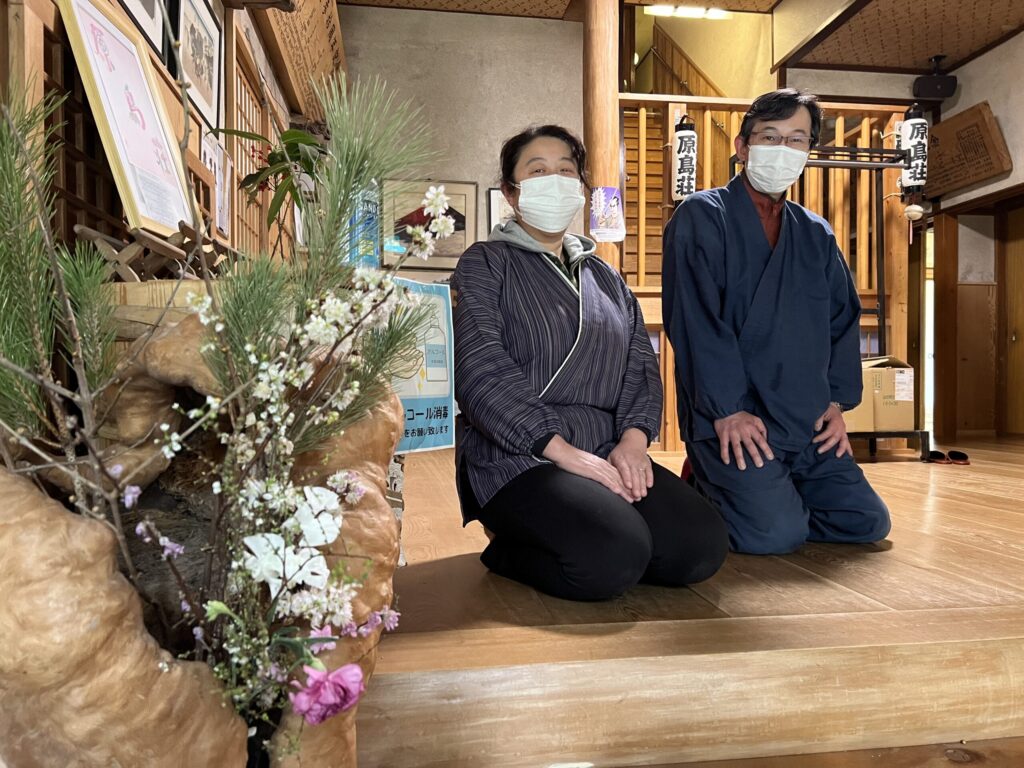 青梅 はらしま荘 入り口 オーナー夫婦