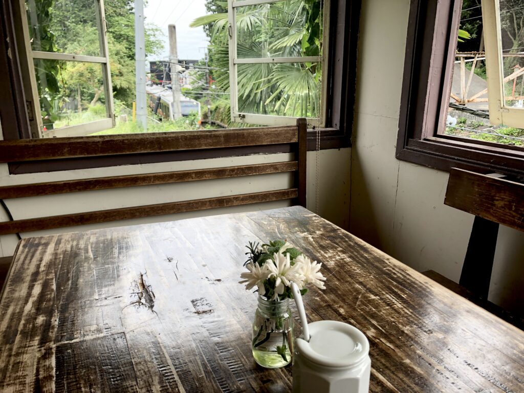 青梅　喫茶店　夏への扉　テーブル　窓から見える電車