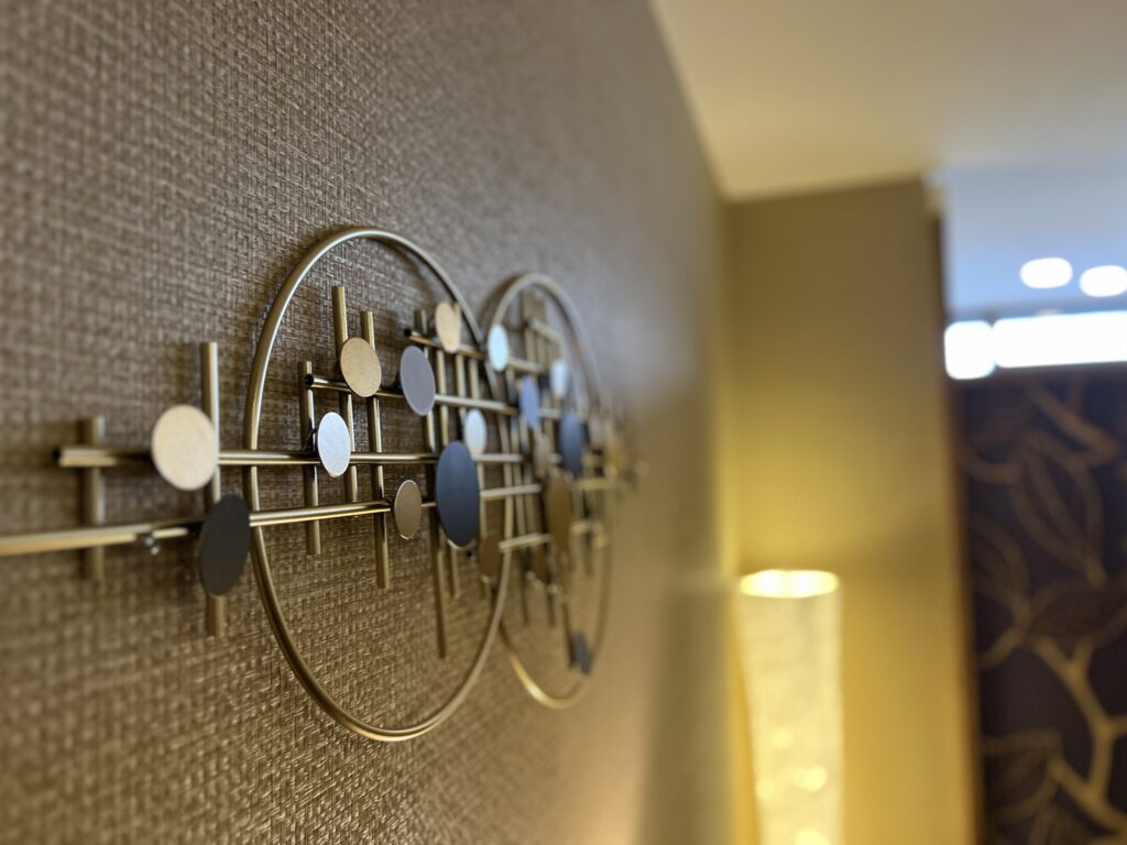 青梅 オージャス 店内 壁飾り
