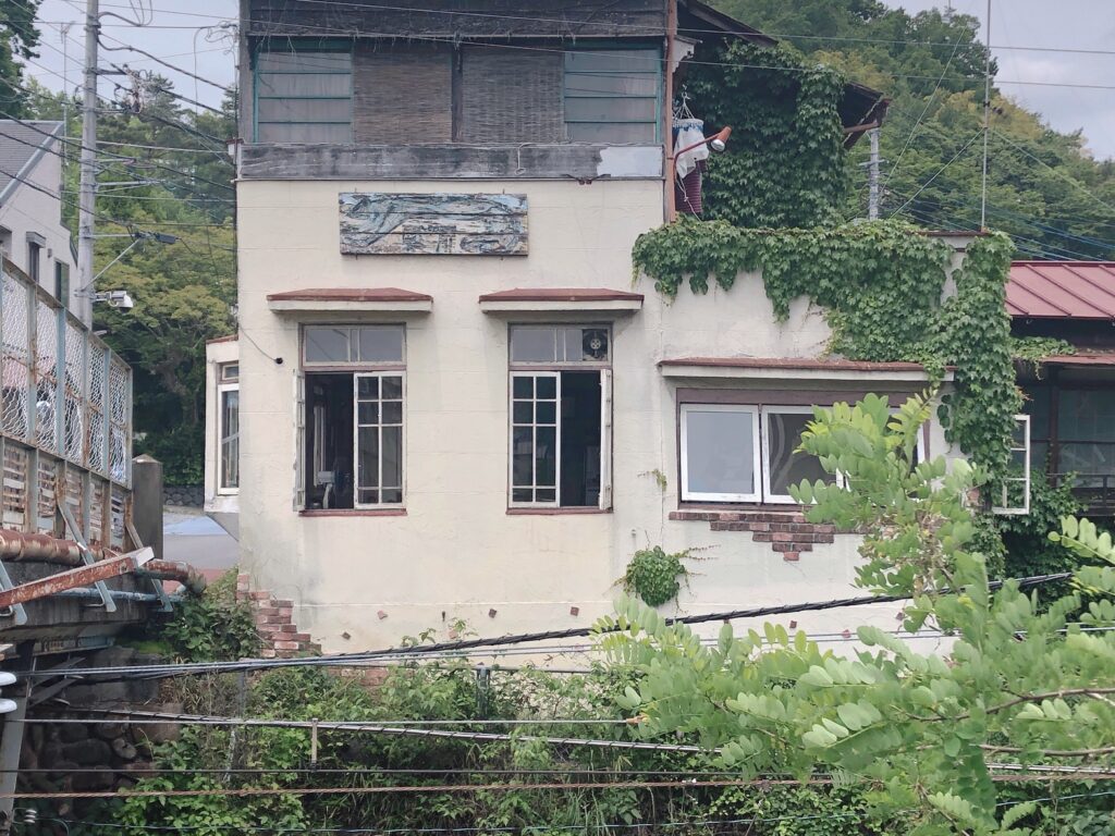 青梅　喫茶店　夏への扉　外観
