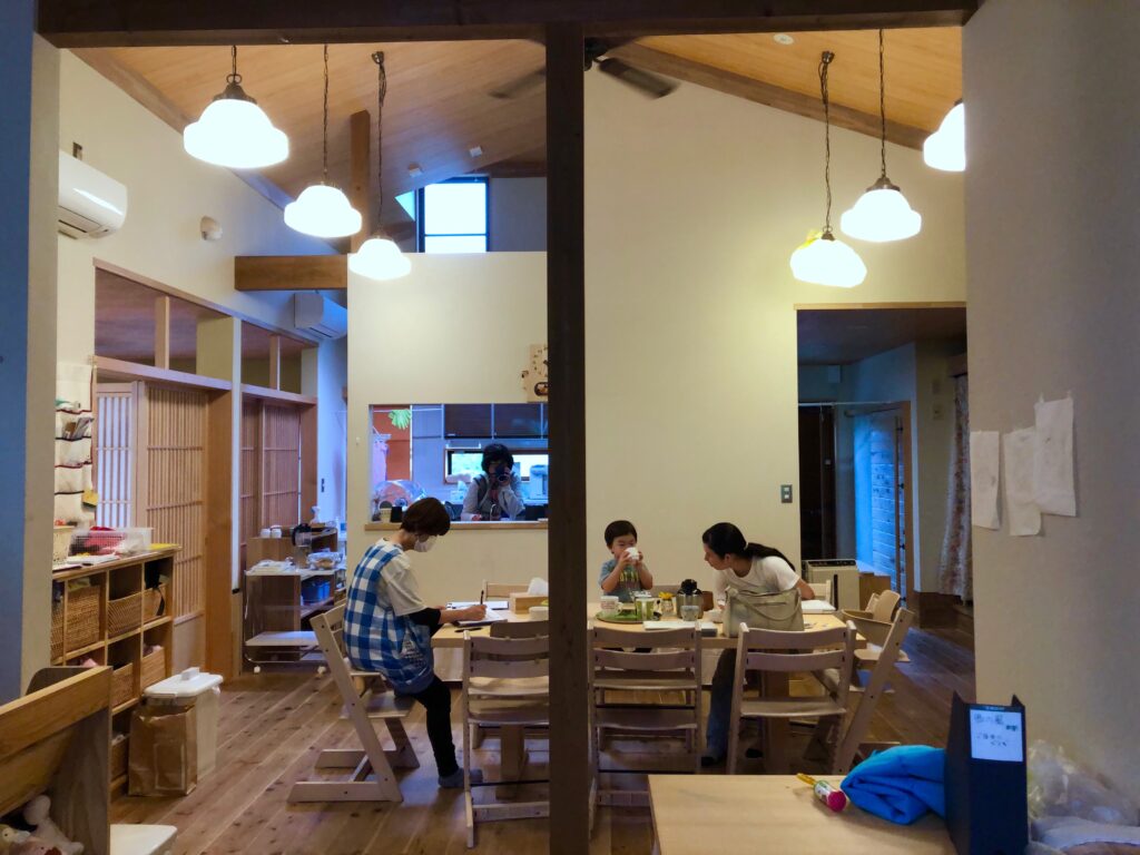 青梅　どろんこの森　ダイニングテーブル　食事