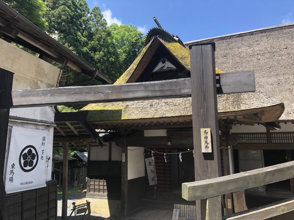 立派な茅葺屋根の東馬場宿坊