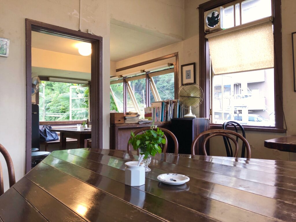 青梅　喫茶店　夏への扉　店内の様子
