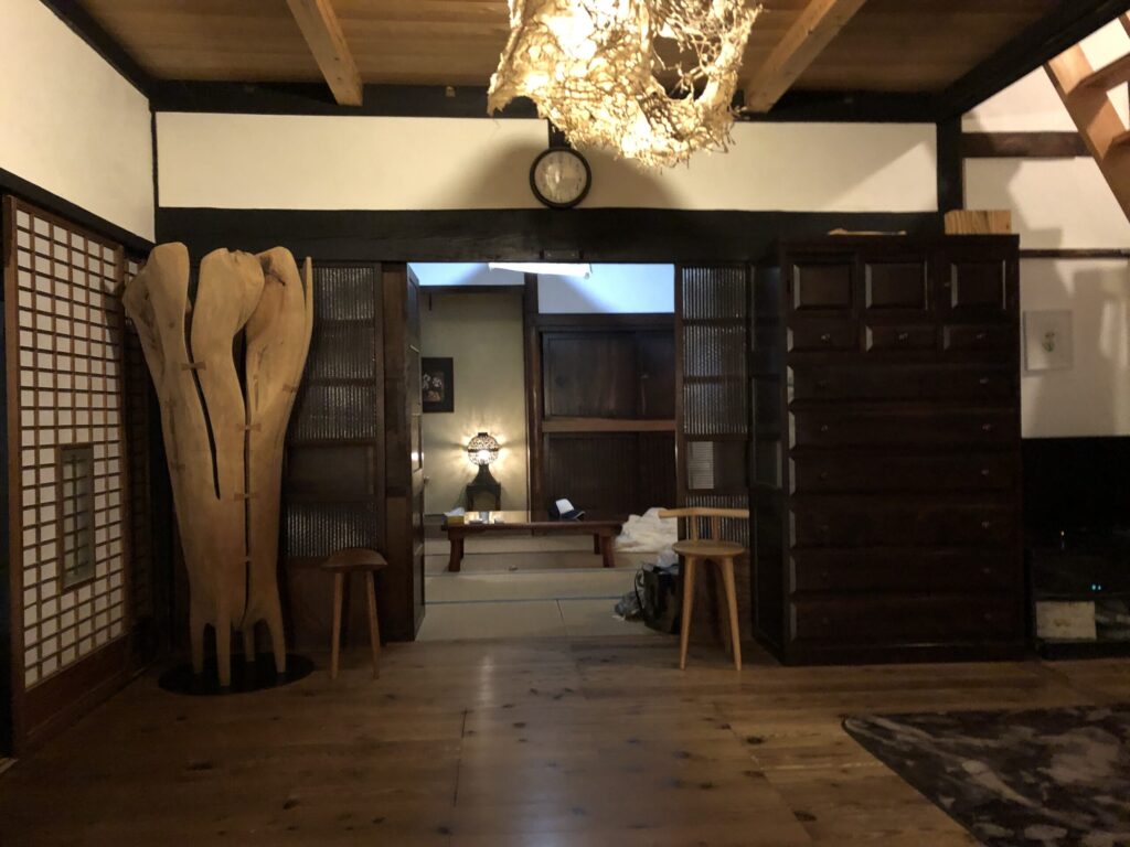 青梅　風土舎ハクナマタタ　オブジェ　土間
