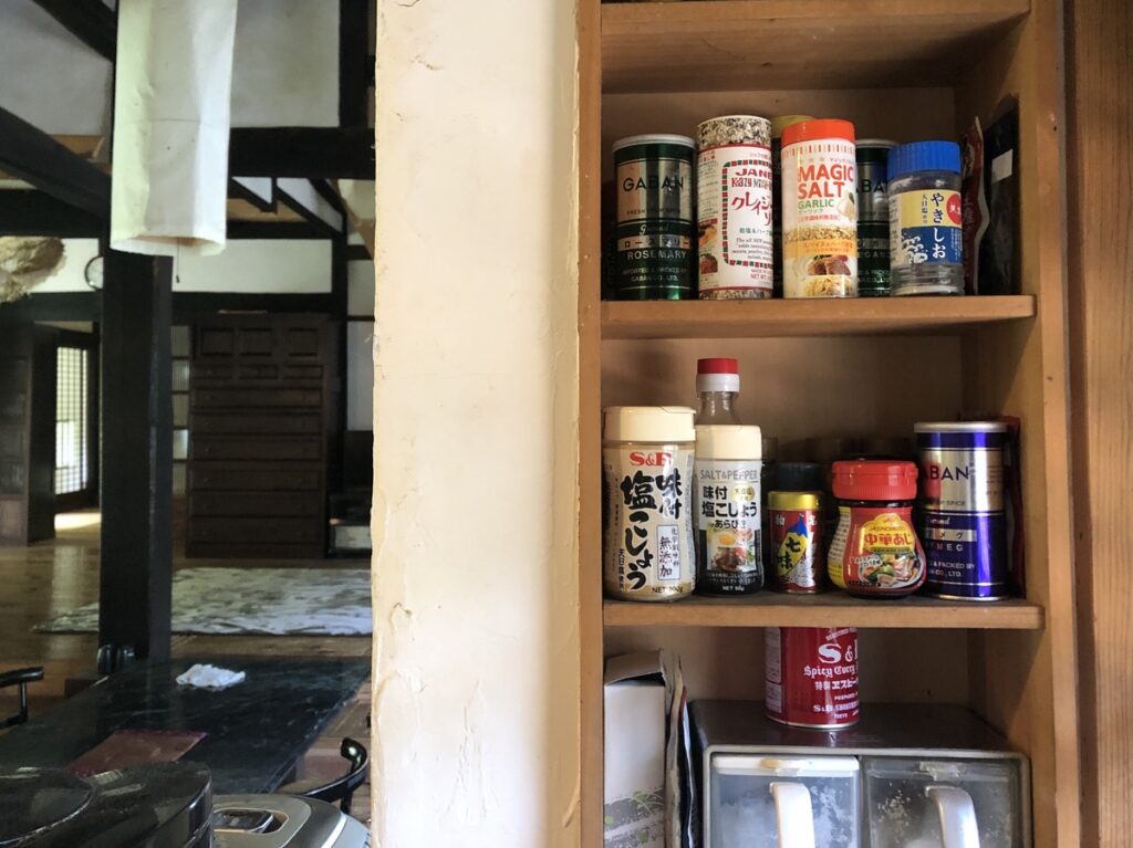 青梅　風土舎ハクナマタタ　キッチン　調味料
