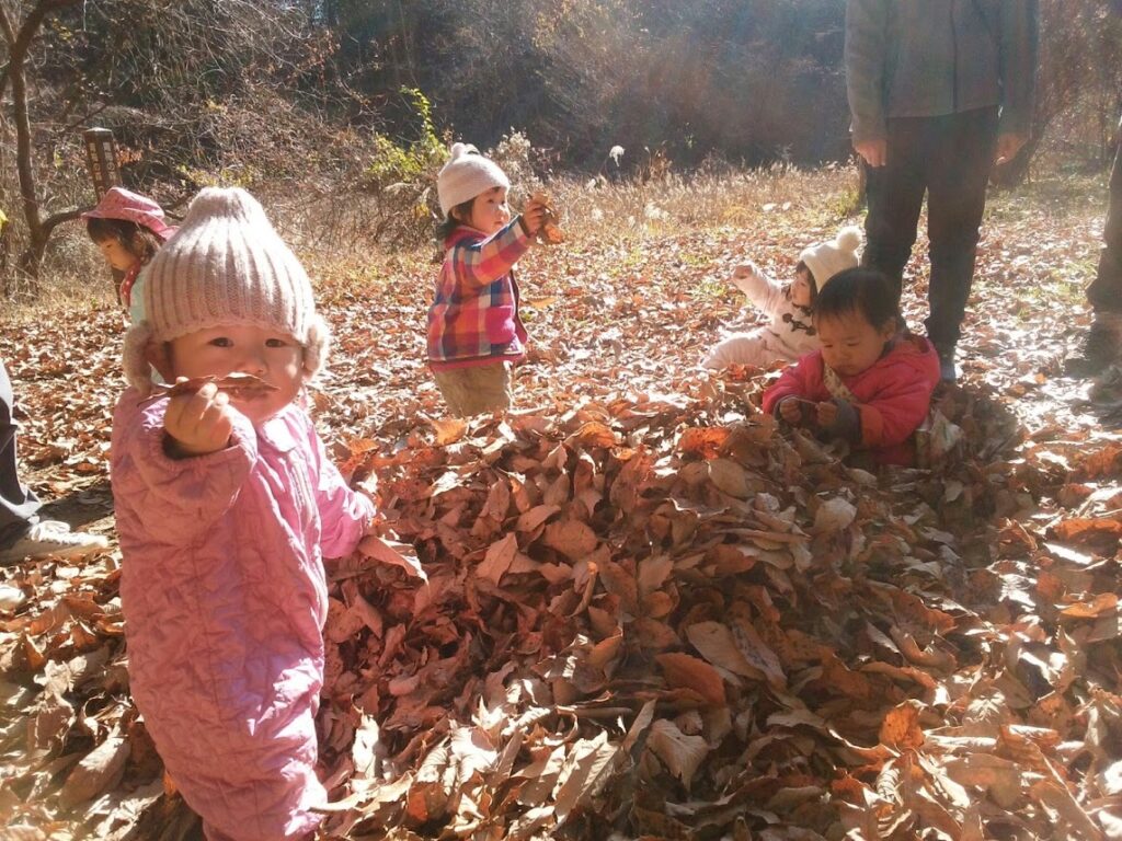 青梅　保育園　かぷかぷ山のようちえん　枯葉　