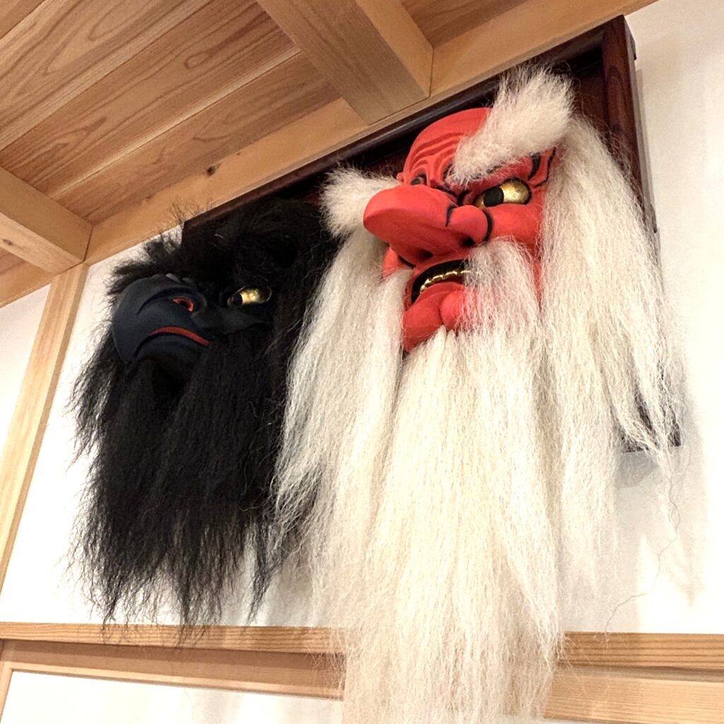 御岳山　うつぼや荘　修復後の天狗のお面