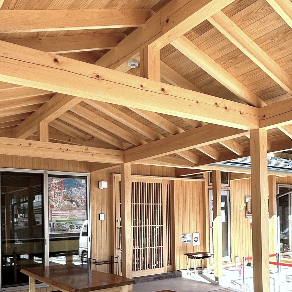 御岳山　うつぼや荘　玄関　ヒノキ