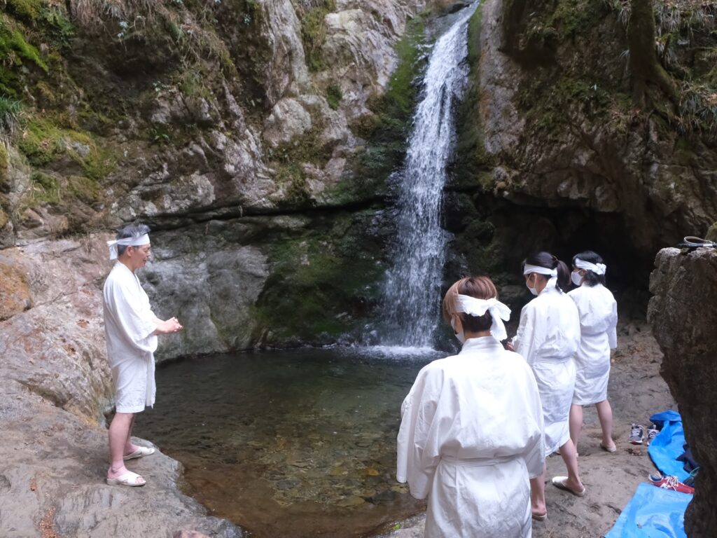 御岳山 静山荘 滝行