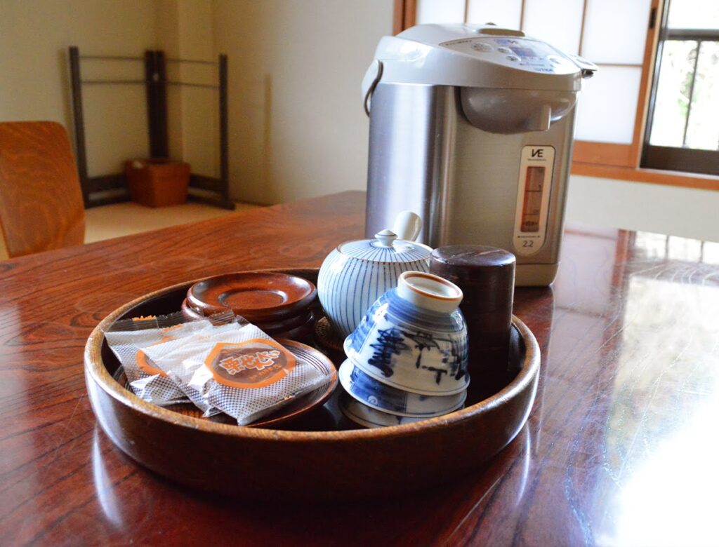 御岳山　藤本荘　客室　お菓子　お茶