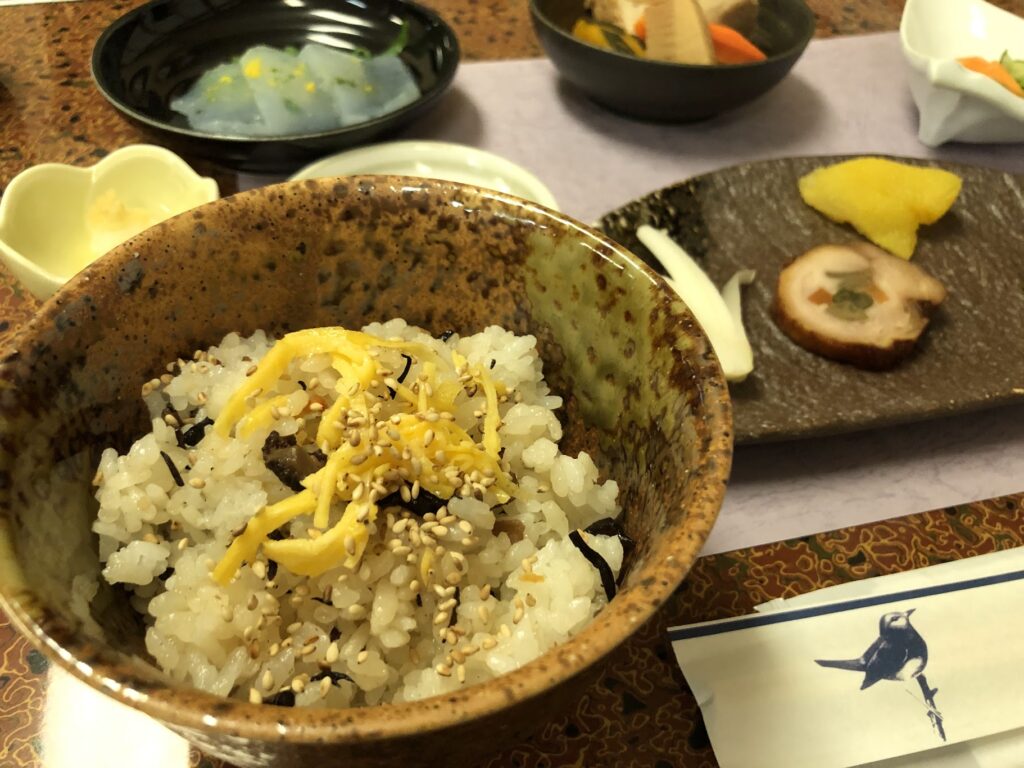 御岳山　駒鳥山荘　料理　炊き込みご飯