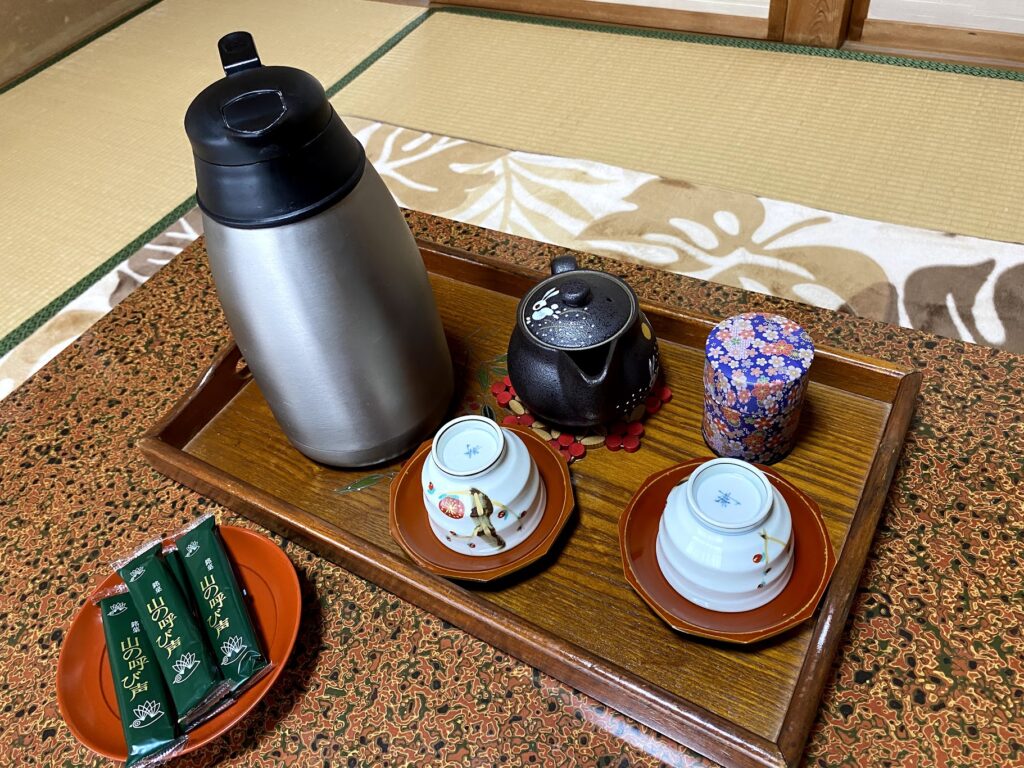 御岳山　憩山荘　客室　お茶　お菓子