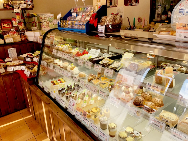 青梅　パティスリーテロワール　ショーケース　ケーキ