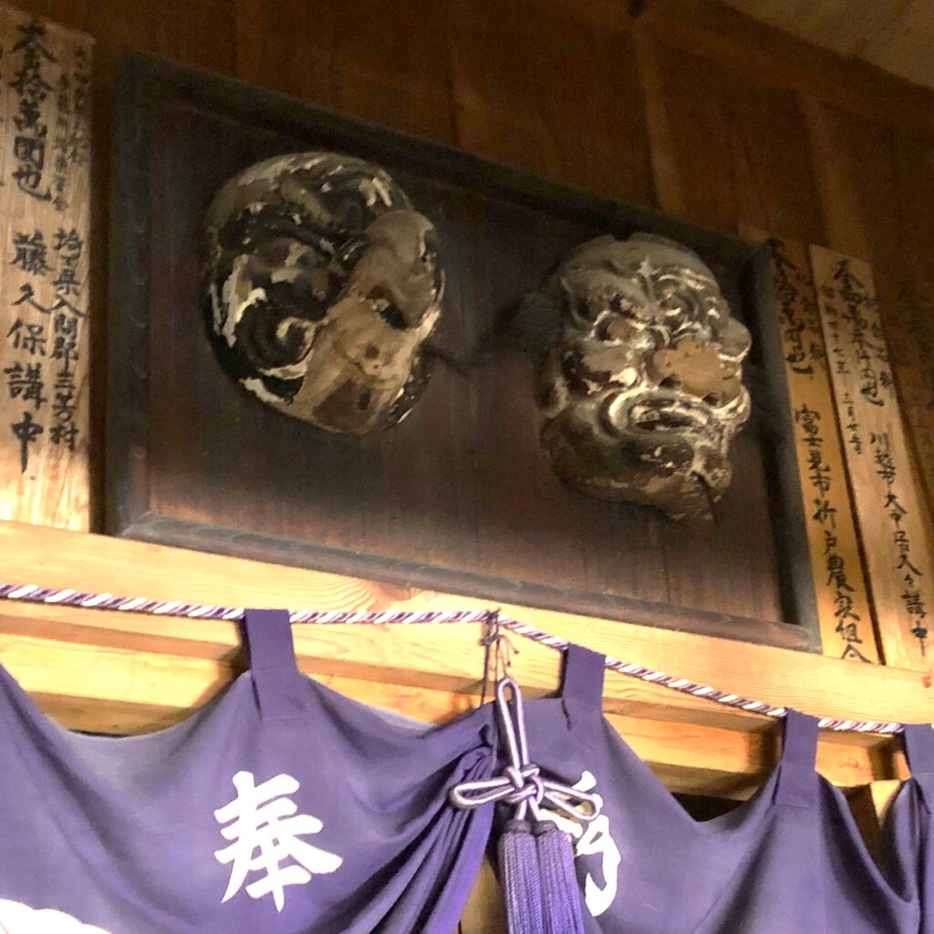 御岳山　うつぼや荘　修復前の天狗のお面　
