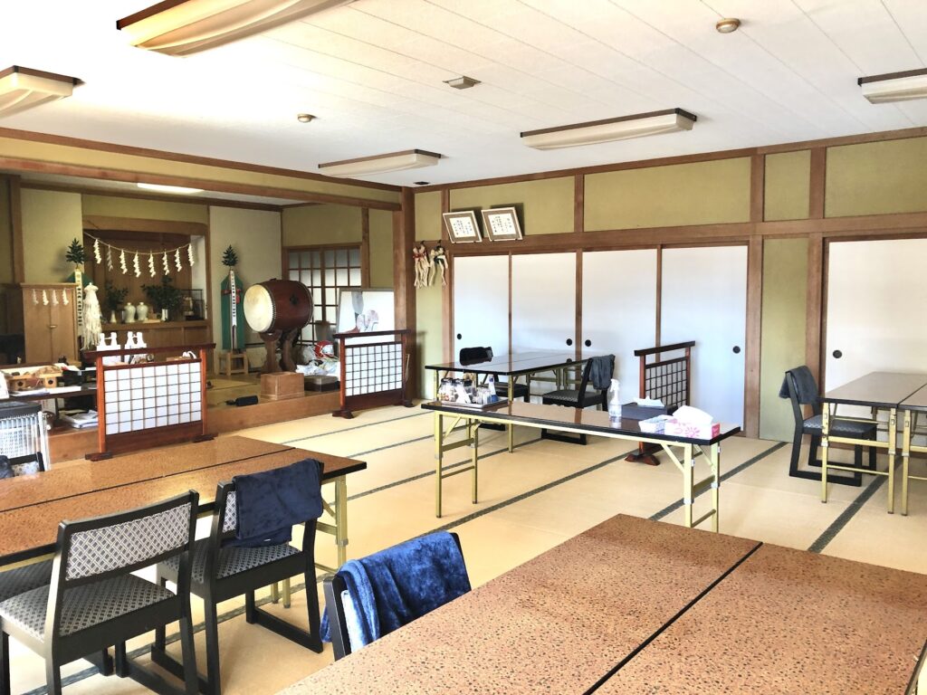 御岳山　駒鳥山荘　神殿　食堂