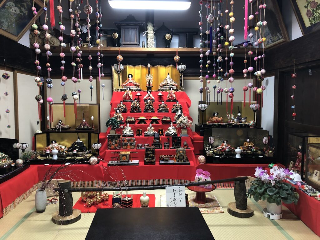 御岳山　御岳山荘　広間　雛人形　つるし雛