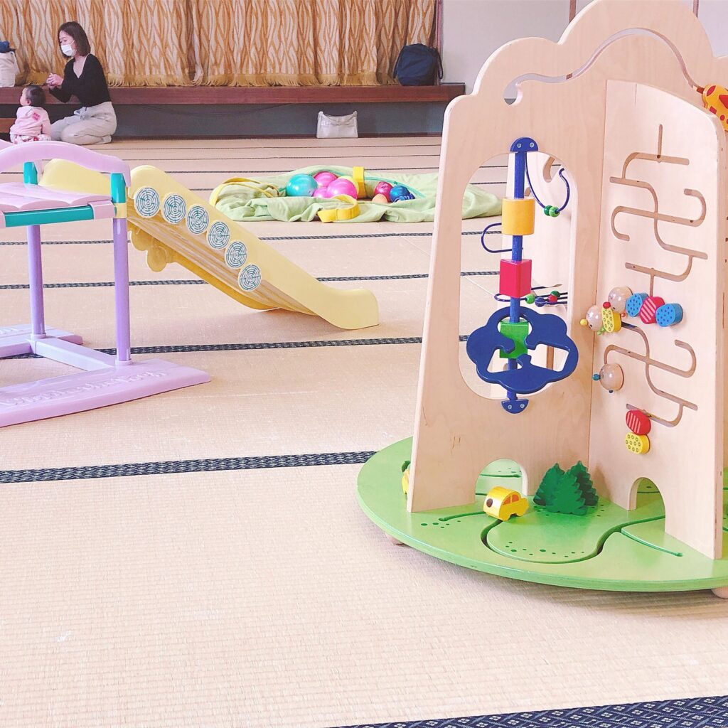 長淵保育園　子育て広場　ほのぼの&とことこ　木のおもちゃ　滑り台