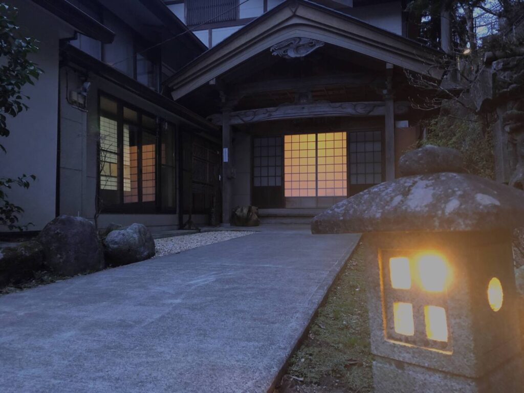 御岳山　能保利　夜　外観