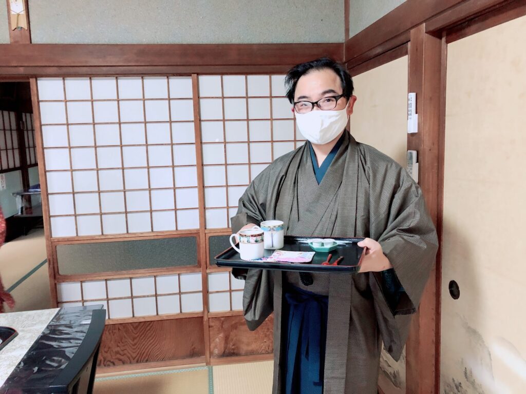 御岳山　片柳荘　13代目当主政光さん