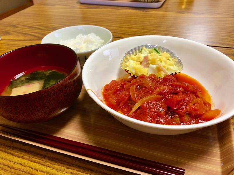 青梅　こども食堂　すぺーすまゆだま　煮込みハンバーグ