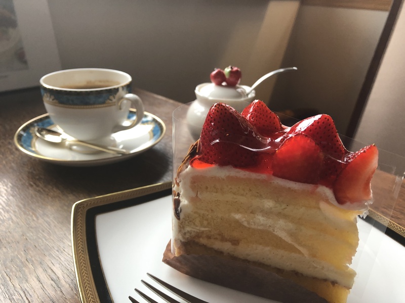 青梅　パティスリーシャロン　カフェスペース　ケーキ
