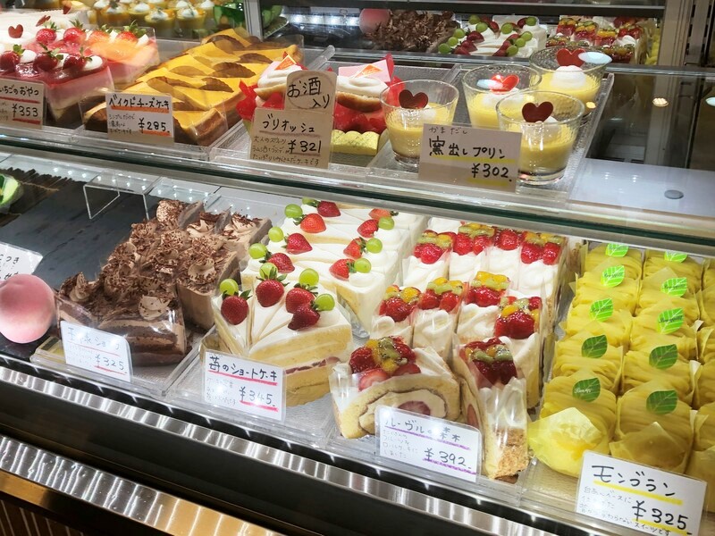 青梅　パティスリーシャロン　ショーケース　ケーキ