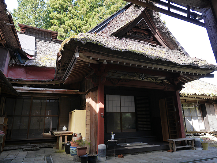 御岳山 秋山荘 茅葺き屋根