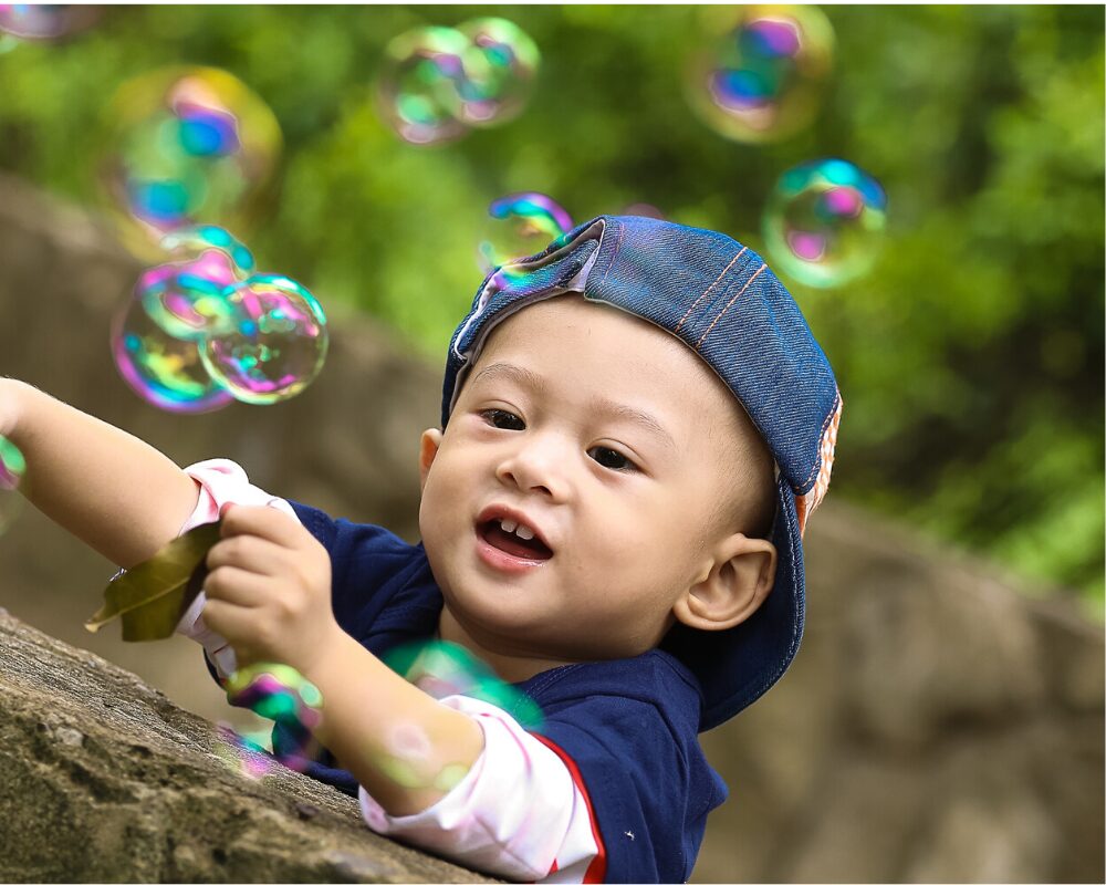 子供　外遊び　シャボン玉