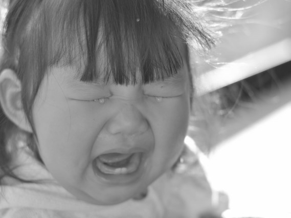 モノクロ 子供 泣き顔