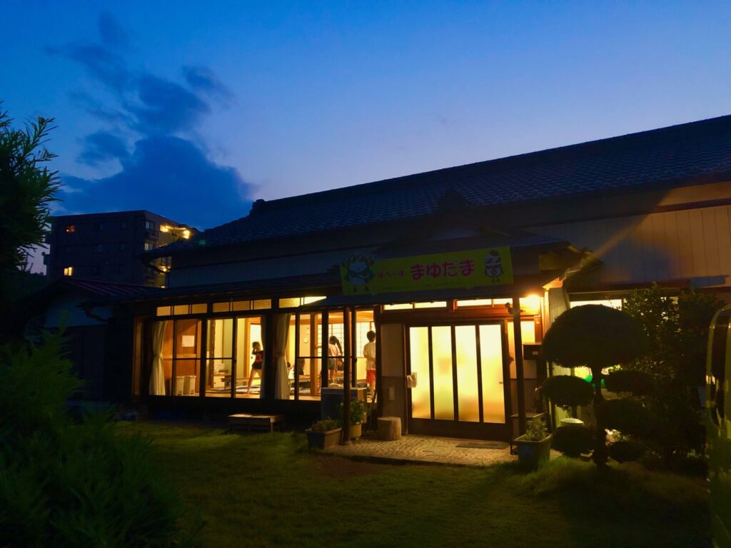 青梅　こども食堂　すぺーすまゆだま　夜　外観