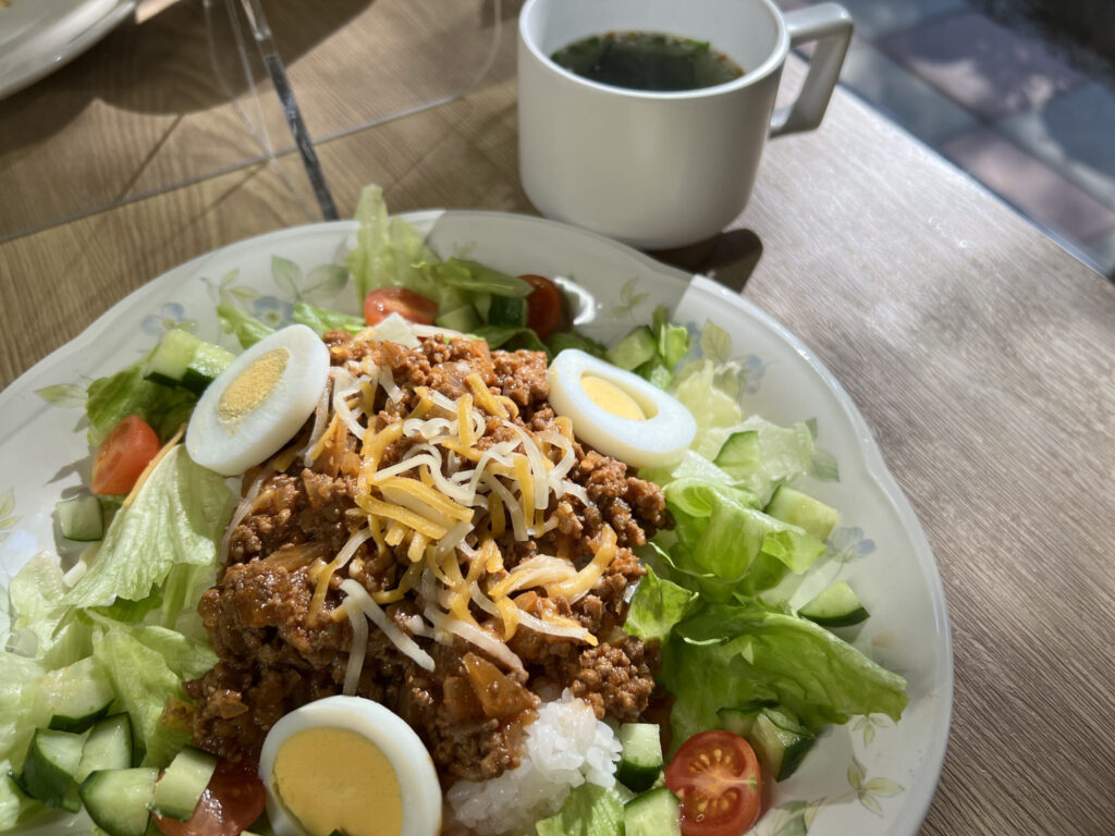 青梅 カフェ小豆 ロコモコ丼