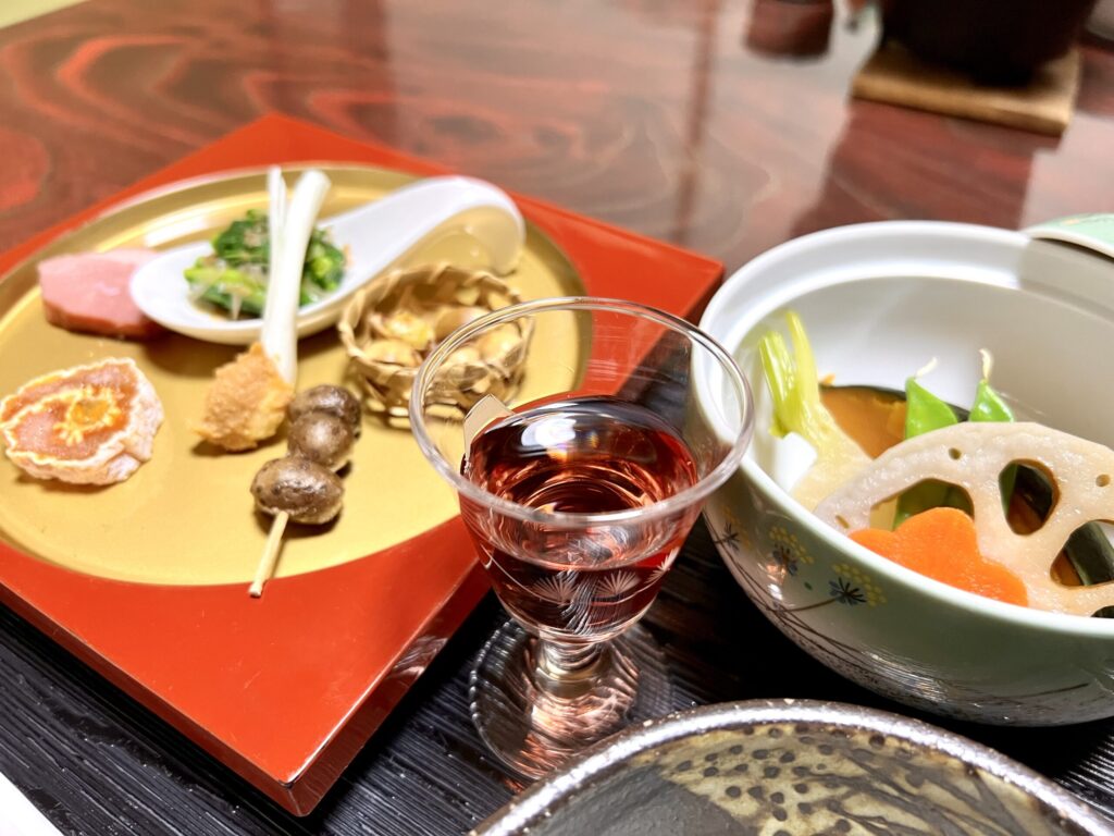 山の恵みがふんだんに盛られた前菜や煮物